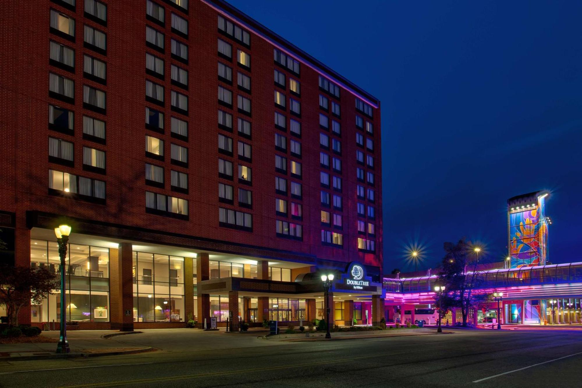 Doubletree By Hilton Lansing Hotel Exterior foto